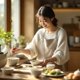30代女性が朝の光の中で野菜・卵・味噌汁の妊活朝食を準備しているシーン