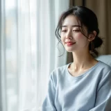 窓辺で穏やかに出産を待つ女性のイメージ｜立ち会い出産について二人で考える時間を表すシーン