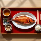 鯛や赤飯が並ぶお食い初めの祝い膳のイメージ｜赤ちゃんのお食い初めのシーン